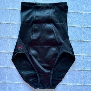 Everyday Shape High Waist Brief Black. Size S